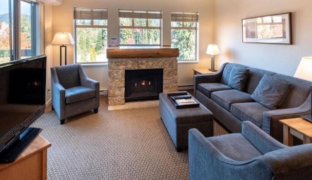 Whiski Jack At Tyndall Stone Lodge- Spacious 2 Bedroom W/Full Kitchen in Whistler