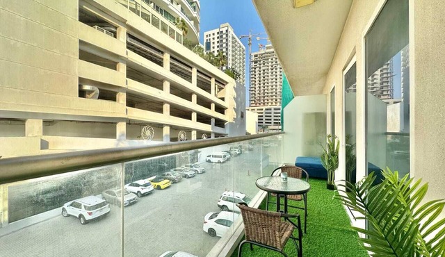 Yogi 1BR Pool Gym & Balcony JVC