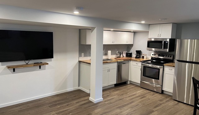 Your private suite awaits.Half a block from Gryro park. Quite safe area! in Trail