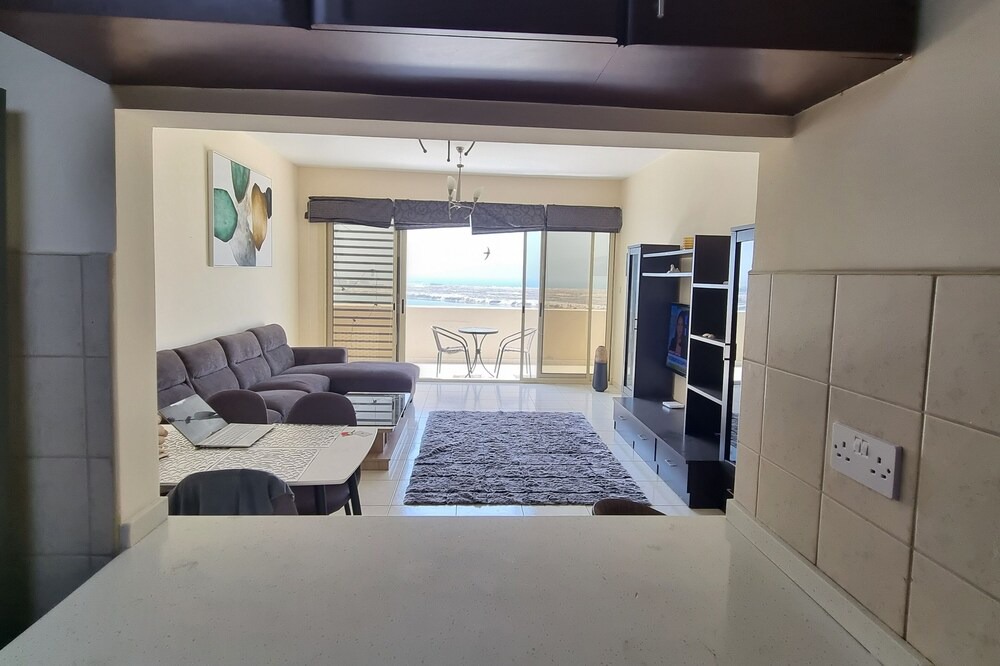 Al Riffa Apartment | Sunshine Lagoon View Large Balcony - 5m from beach!