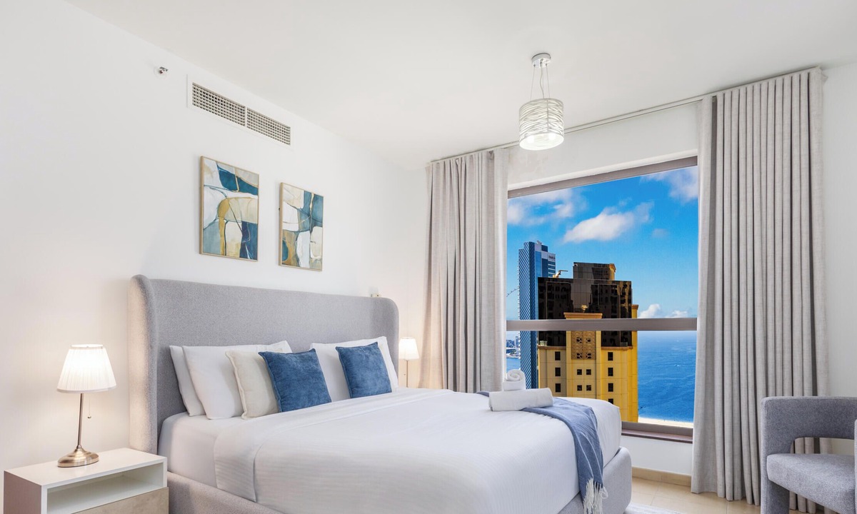 Dubai Marina Apartment | LUX The Murjan Sea View Suite 2