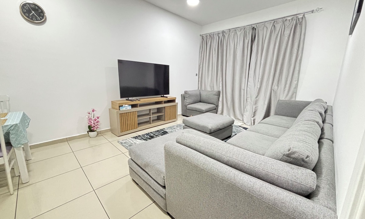Dubai Media City Apartment | Luxurious 1-Bedroom Apartment in Dubai Marina: Pool, Hot Tub & Workspace
