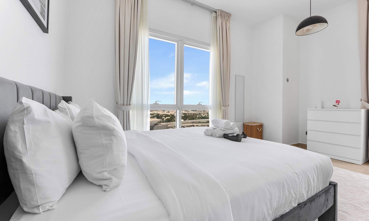 Barsha Heights Apartment | Free housekeeping visits during your stay - StayShort - Stylish Barsha Heights Retreat with Swimming Pool for 2