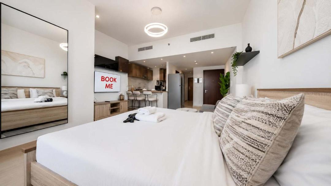 Dubai Sports City Apartment | Free housekeeping visits during your stay - StayShort - Chic Studio Apartment in Sports City - Sleeps 2