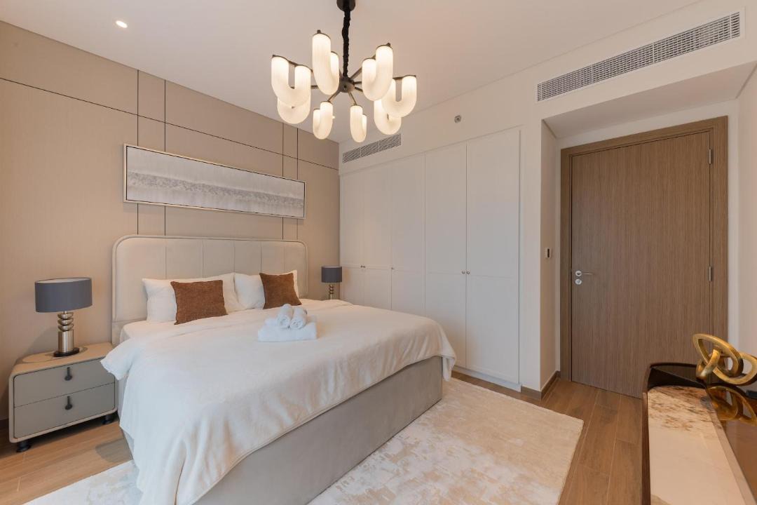 Al Wasl Apartment | Stylish 1BR in Central Park Celadon