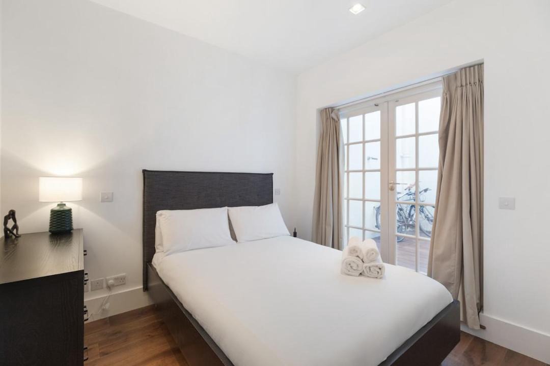 Madinat Zayed Apartment | Beautiful two bed in Central London - Kensington