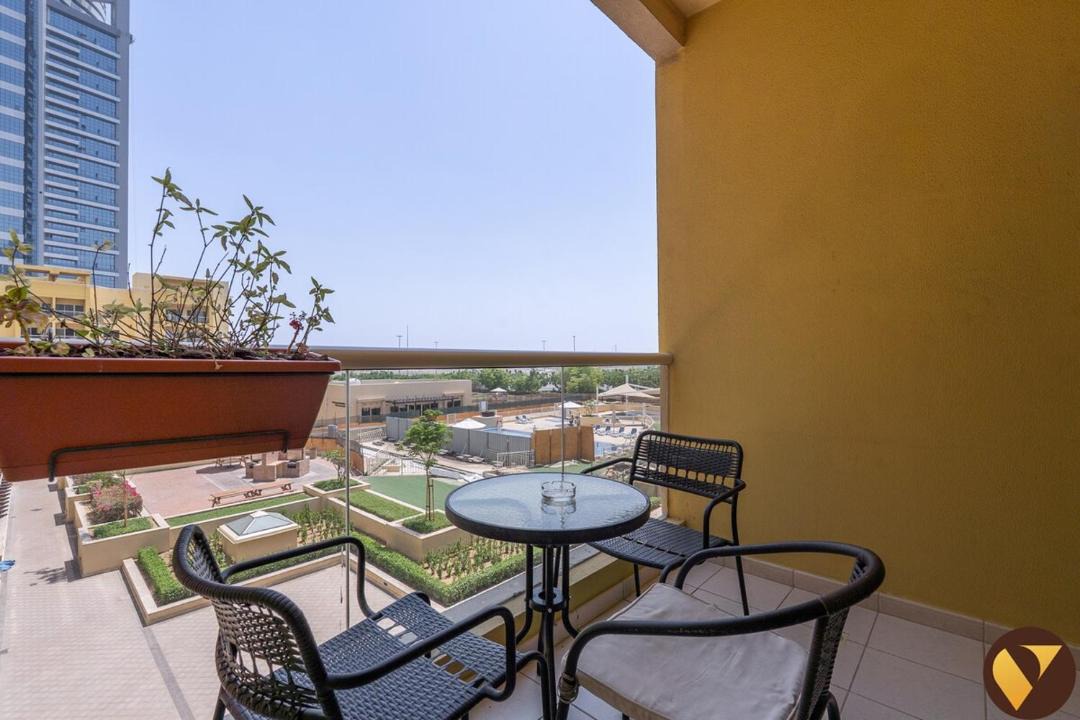 The Greens Apartment | Vogue Vacation Homes, The Greens Al Alka near Mall of the Emirates, One Bedroom Apartment with Balcony and Vibrant community View, Access to all Amenities