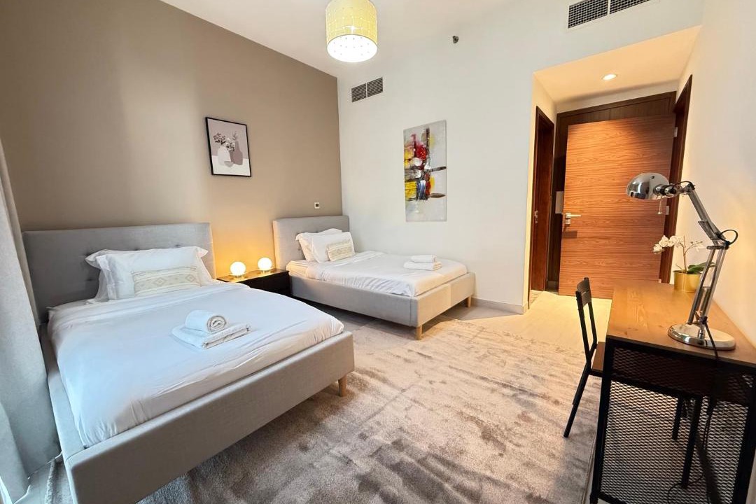 Bur Dubai Apartment | Ultimate Stay - 3 Beds - Scenic Panoramic Views - Right at Metro Station - 5-10min to Sea, Burj Khalifa, Old Town, Downtown - 15min from Airport