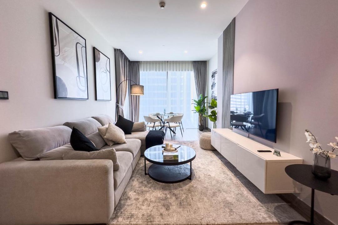 Dubai Marina Apartment | Naseem - Stylish 1BR Hotel Apartment Overlooking the Marina