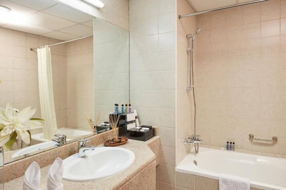 Photo of Bathroom in Discovery Gardens