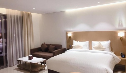 Deluxe Studio, 1 King Bed, Balcony