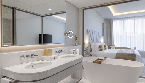Deluxe Room, 1 King Bed, City View