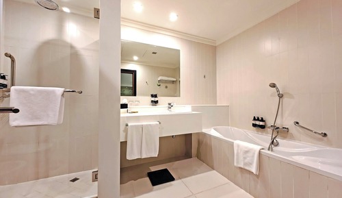 Superior Room, 1 King Bed complimentary shuttle to DXB Airport Terminal 1 & 3