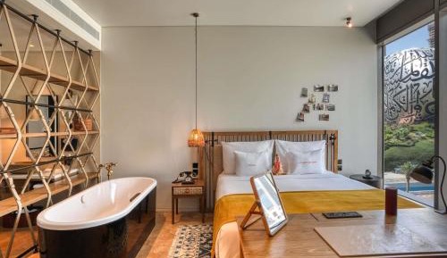 Large Glamping Room with Museum View