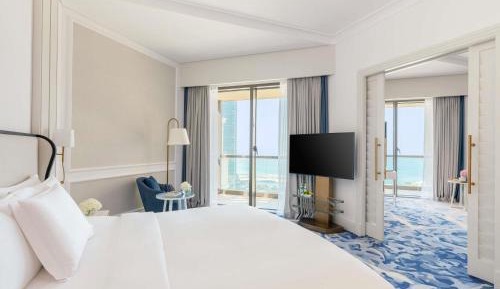 Prestige King Suite with Partial Sea View - Club Access 