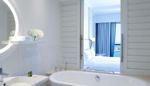 Junior King Suite with Partial Sea View - Club Access