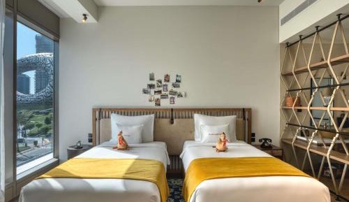 Large Glamping Twin Room with Museum View