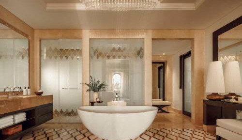 Beachfront Executive Suite with Waterpark Access
