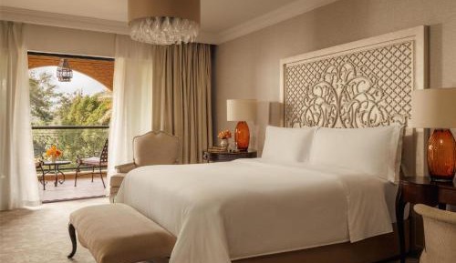 Arabian Court Executive Suite - includes DRIFT Beach Club Access, Host Service, Waterpark Access