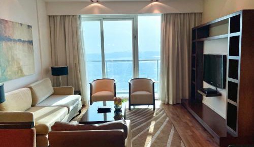 Premier One Bedroom Sea View Apartment - Complimentary Transfer to Mall of the Emirates, Insurance Market Metro Station & Jumeirah Beach
