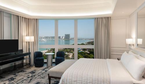 Deluxe Suite Sea View, Club lounge access, 1 King, Balcony