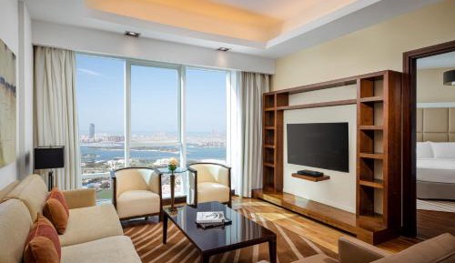 Deluxe One Bedroom Sea View Apartment - Complimentary Transfer to Mall of the Emirates, Insurance Market Metro Station & Jumeirah Beach