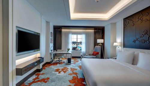 Executive Room with Lounge Access and Pool View