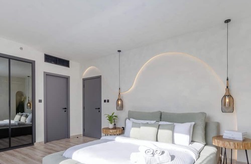 Dubai Marina Apartment | LUX Contemporary Marina View Suite 7