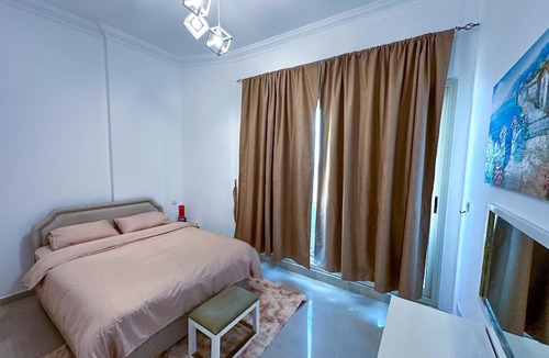 Jumeirah Lake Towers Apartment | n1-Bedroom Haven with Mesmerizing City Views, 2 minutes from DMCC Metro.