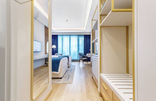 Garhoud Hotel | Mövenpick Grand Al Bustan Dubai