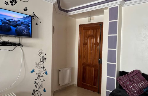 Eastern Khezama Apartment | Studio Sleeps 2 with Balcony & Free Parking