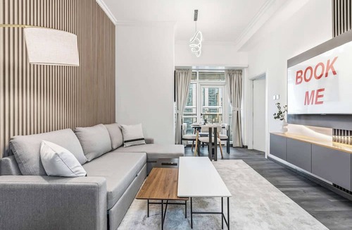 Jumeirah Lake Towers Apartment | Free housekeeping visits during your stay - StayShort - Trendy 1BR in JLT that Sleeps 4 with Lake Views!