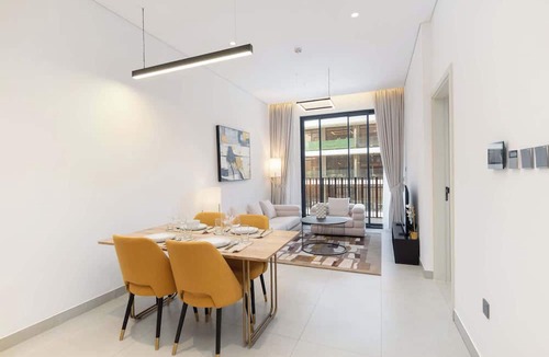 Jumeirah Village Apartment | Free housekeeping visits during your stay - StayShort - JVC 2BR that sleeps 3 with a Tennis Court
