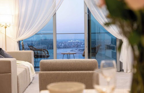 Dubai Marina Apartment | Plush 2 bed Apartment | Full Sea View | A* Service | Direct Beach Access