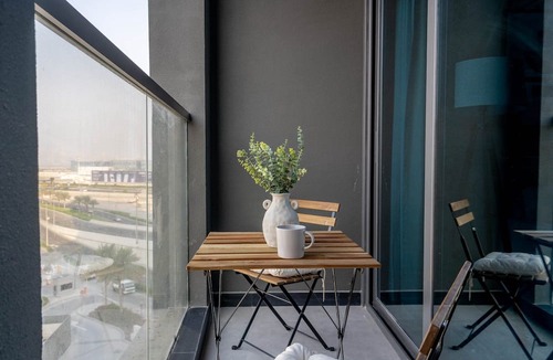 Business Bay Apartment | GuestReady - Majestic canal and Burj Khalifa view