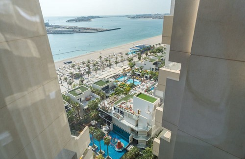 Palm Jumeirah Apartment | Astonishing 1BR Apt with Sea View