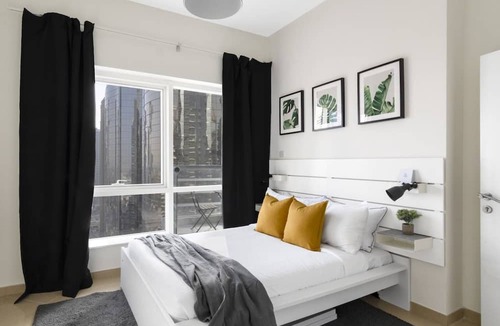 Jumeirah Lake Towers Apartment | GuestReady -Bright 1BR with lake view