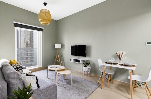 Jumeirah Lake Towers Apartment | GuestReady -Bright 1BR with lake view