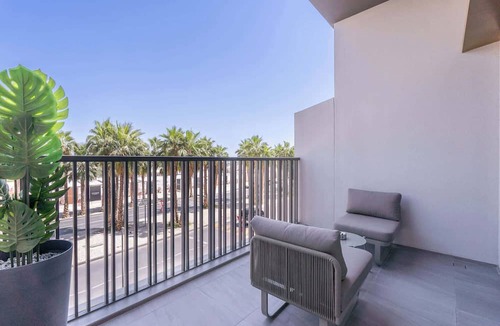 Dubai Apartment | Free housekeeping visits during your stay - StayShort - Modern and Stunning Studio in MAG 910, MBR City