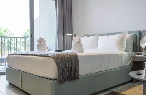 Dubai Apartment | Free housekeeping visits during your stay - StayShort - Modern and Stunning Studio in MAG 910, MBR City