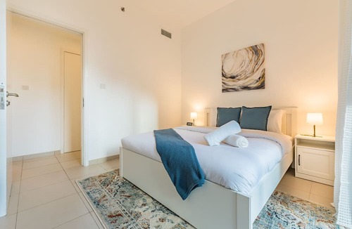 Dubai Apartment | Balcony Overlooking the Swimming Pool, Just Minutes from the Park