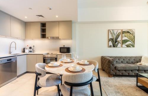 Umm Suqeim 3 Apartment | Madeinat Jumeirah Stay with Burj Pool Views