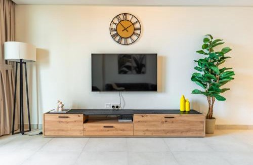 Umm Suqeim 3 Apartment | Madeinat Jumeirah Stay with Burj Pool Views