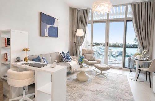 Palm Jumeirah Apartment | Panoramic Sunset Sea & Yacht View Studio, Palm Jumeirah by Green Sky Holiday Homes