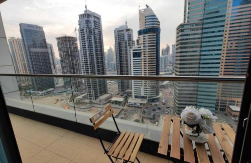 Jumeirah Lake Towers Apartment | Click Stay - JLT - 2 Bedroom & Balcony Lakes View Entire Apartment -RM