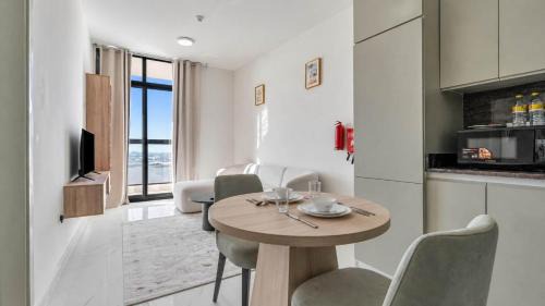 Jebel Ali Apartment | Free housekeeping visits during your stay - StayShort - Comfortable 1 Bed in Jebel Ali Sleeps 2 with Balcony