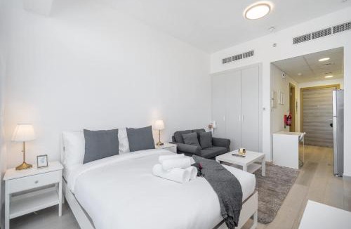 Jumeirah Village Circle Apartment | Free housekeeping visits during your stay - StayShort - The Skyline Studio - Elegant Living at Bloom Heights JVC
