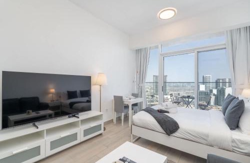 Jumeirah Village Circle Apartment | Free housekeeping visits during your stay - StayShort - The Skyline Studio - Elegant Living at Bloom Heights JVC