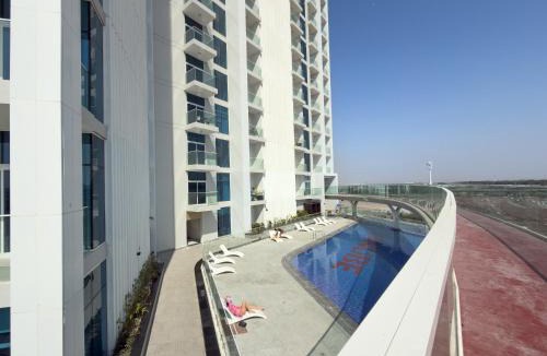 Al Barsha Apartment | Vogue Vacation Homes, Arjan Skyz by Danube near Miracle Garden, Studio Apartment with Balcony and City View, Access to all Amenities