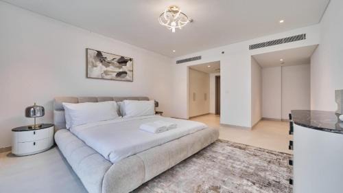 Al Wasl Apartment | Modern 2BR in Viridian Central Park City Walk